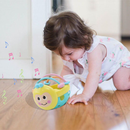hochet bébé abeille avec fillette jouant