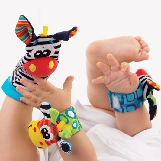 hochet bébé sur pieds et poignets de bébé