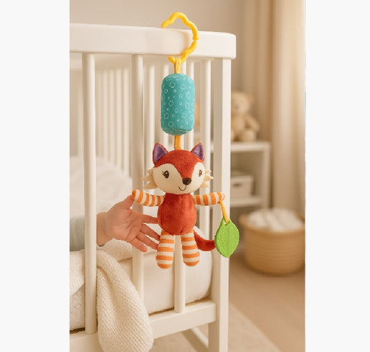 hochet bébé à suspendre avec bébé jouant