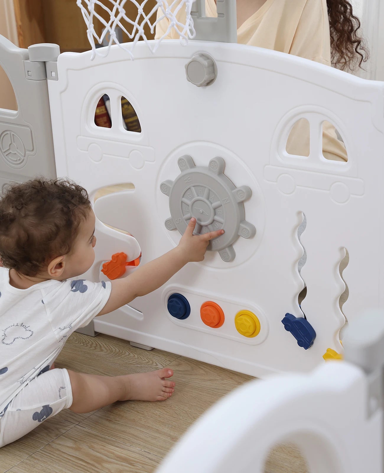 enfant avec parc bébé pliable