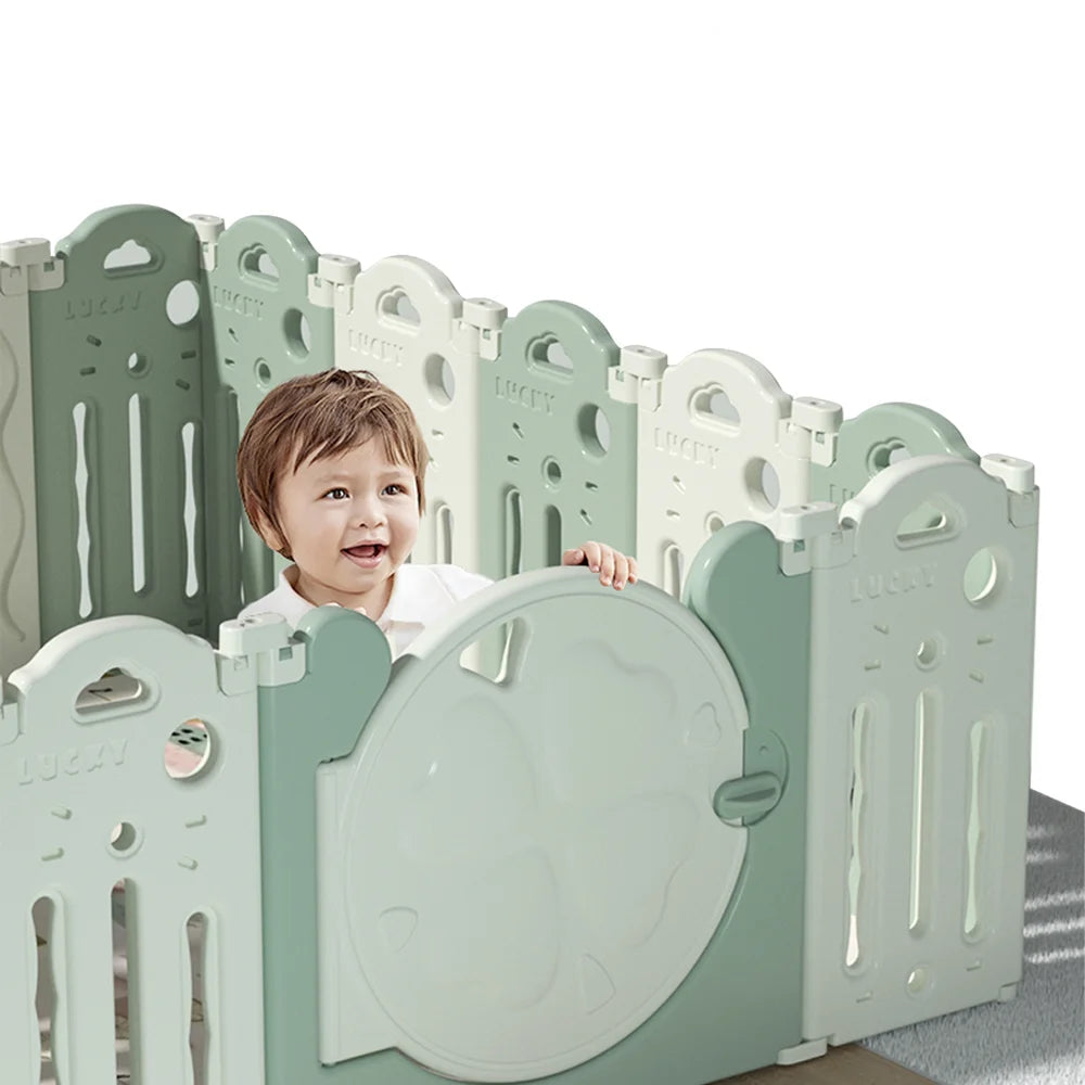 enfant dans parc bébé pliable