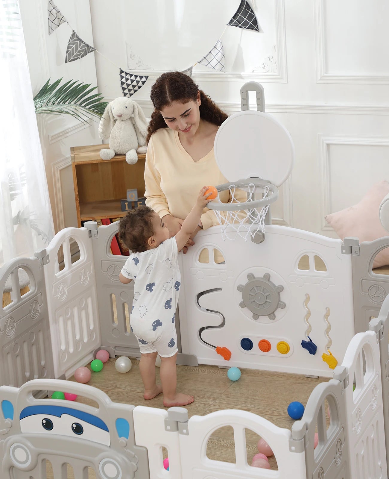 famille avec parc bébé pliable