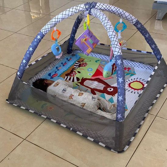 tapis d'éveil bébé gris avec enfant
