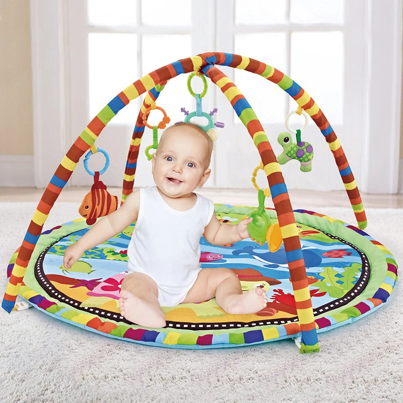 tapis éveil pour bébé avec bébé souriant