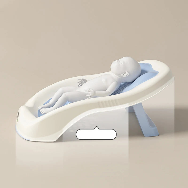 mannequin dans transat de bain bébé