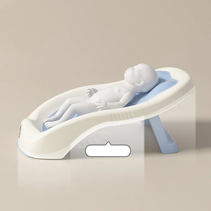 mannequin dans transat de bain bébé